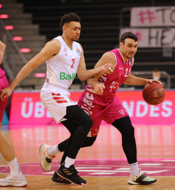 队对他抛出 队对他抛出