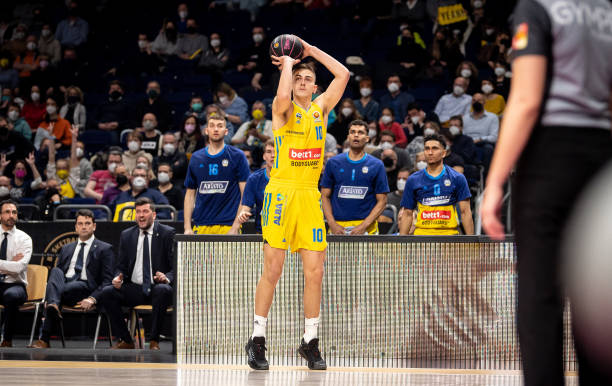 队员再下一 队员再下一